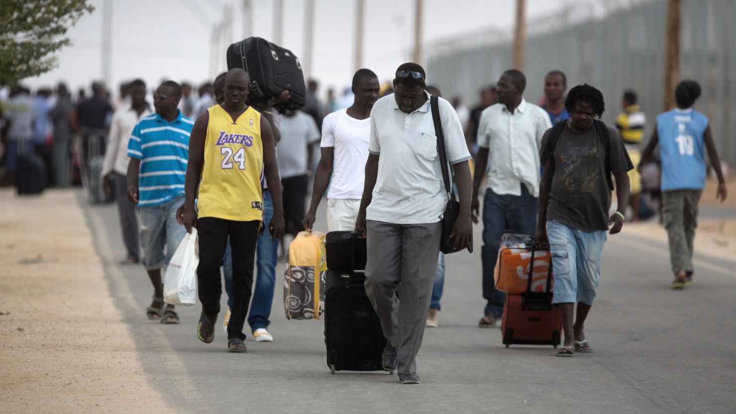 African migrants depart the Holot Detention Center in Israel's Negev desert on August 25, 2015.