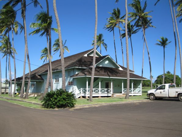 Over the years, more than 8,000 leprosy patients lived on the settlement. It gradually developed into a small town, with shops, churches, and police enforcement. Paschoal Hall is the community social hall and theater.