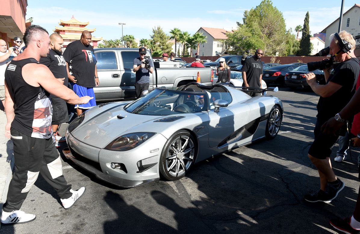 Floyd Mayweather reportedly made over $300 million from beating Manny Pacquiao in the richest fight in boxing history in May -- and he's already splashed out $4.8 million of that on a new car.