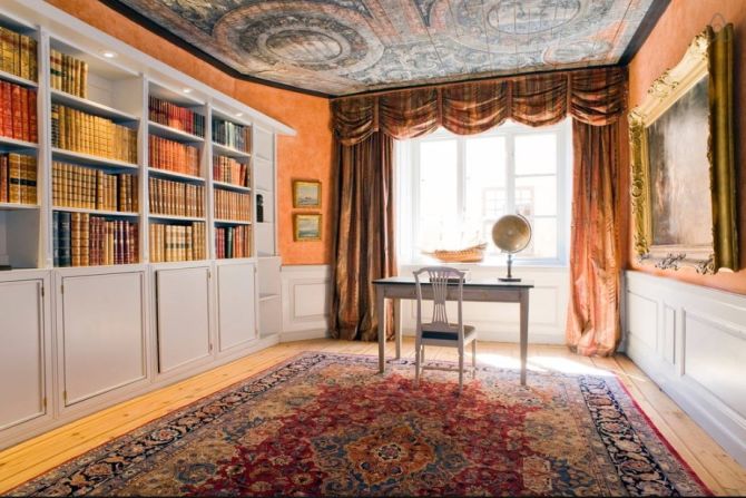 This 17th century building in the heart of the Old Town includes a library and conference room. 