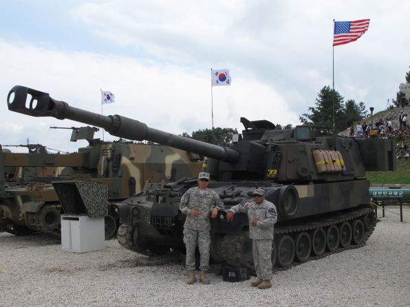 A U.S. self-propelled artillery system. Armed with 155 mm cannon and weighing 28 tons, it has a maximum shooting range of 18 miles (30 kilometers).