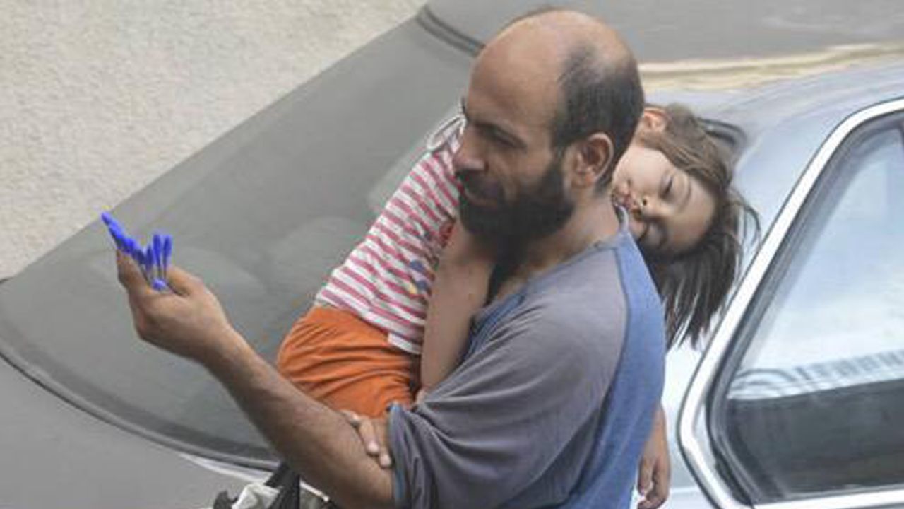 Gissur Simonarson's photo of Abdul selling pens on the streets of Beirut as he cradled his sleeping daughter struck a chord with more than 6,000 of  Simonarson's Twitter followers.