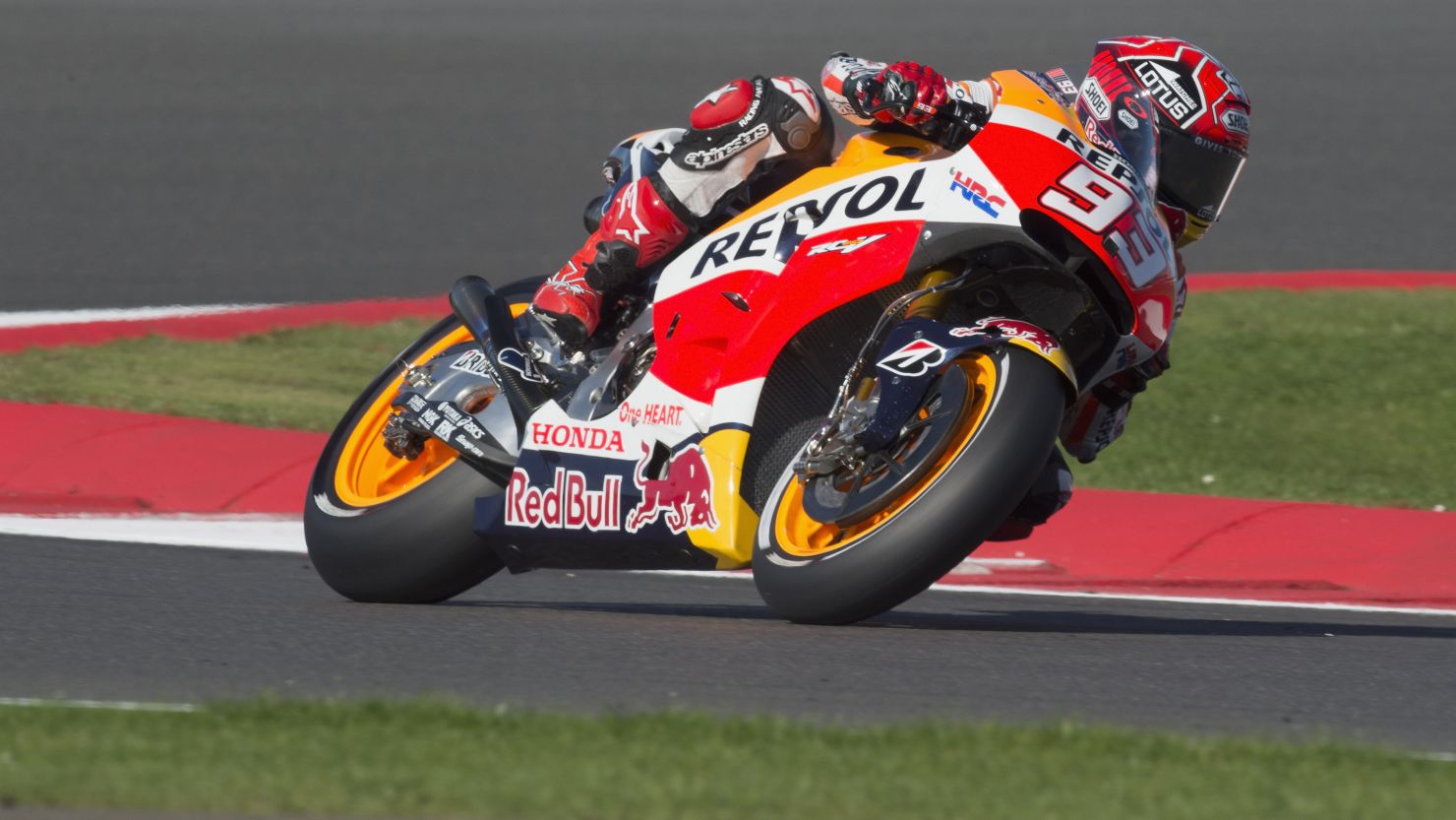 NORTHAMPTON, ENGLAND - AUGUST 28:   Marc Marquez of Spain and Repsol Honda Team rounds the bend during the MotoGp Of Great Britain - Free Practice at Silverstone Circuit on August 28, 2015 in Northampton, United Kingdom.  (Photo by Mirco Lazzari gp/Getty Images)