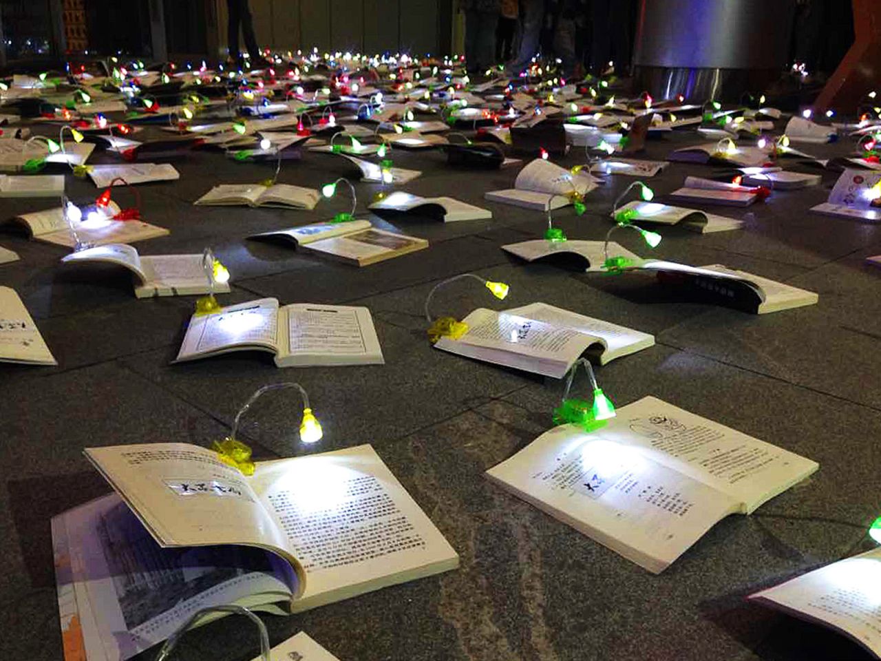 It's not the first time Popular Bookmall has employed inventive tactics to promote reading. Last year, the company laid out 1,000 books and reading lamps on the ground and encouraged people "to go on a date" with a book.