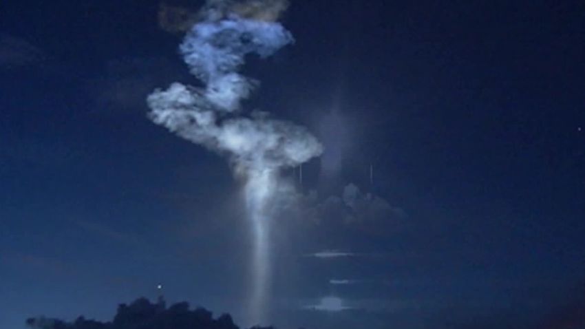 atlas v rocket leaves strange contrail cloud dnt_00001516.jpg