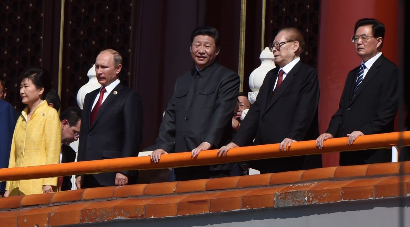 Chinese President Xi Jinping, in the middle, stands with (from left) South Korean President Park Geun-hye, Russian President Vladimir Putin, and former Chinese presidents Jiang Zemin and Hu Jintao. 