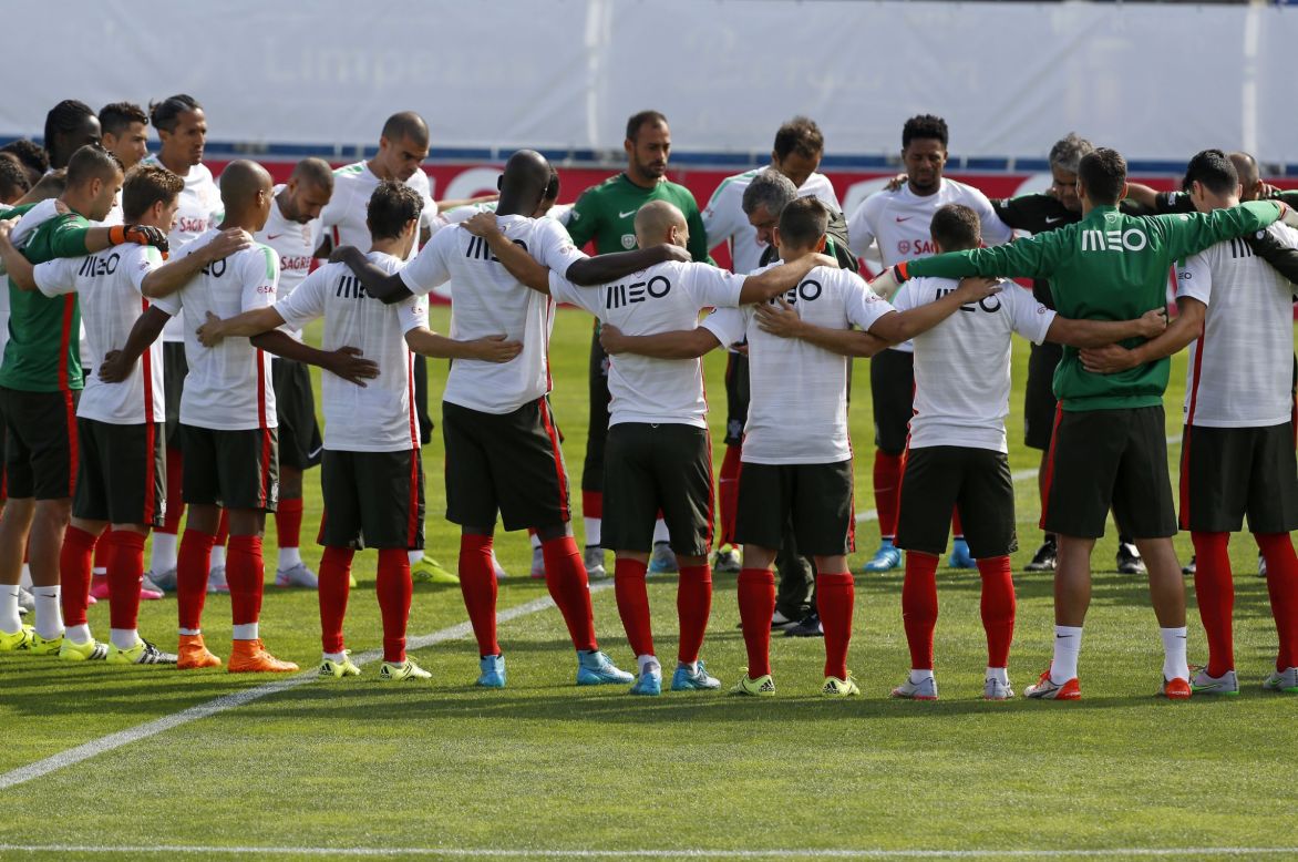 Portugal players observe a minute of silence in honor of refugees and migrants coming to Europe prior to their training session at Coimbra da Mota stadium in Estoril on September 3, 2015.