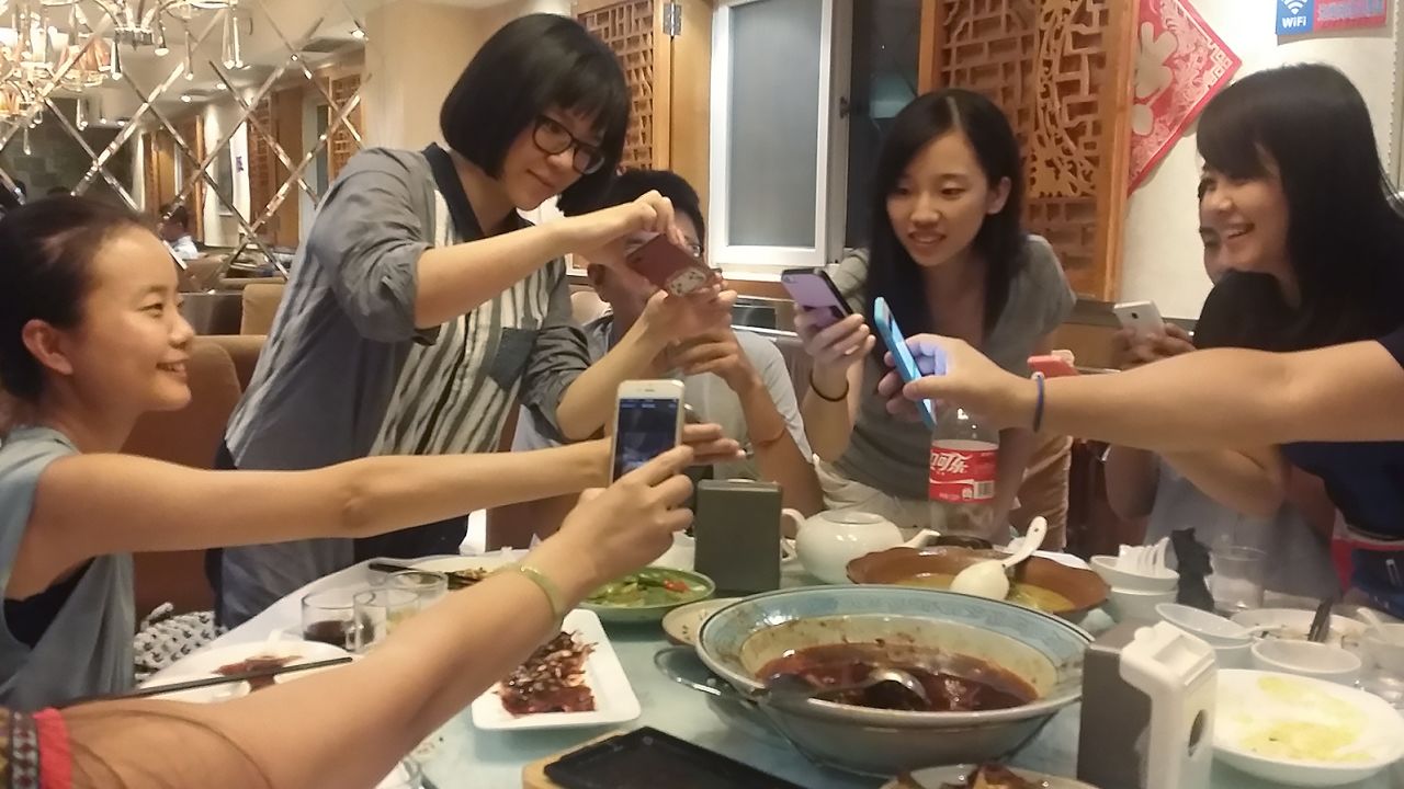 Zhou Ye and her friends experienced a new digital way of going Dutch in a Beijing restaurant on August 28, 2015.