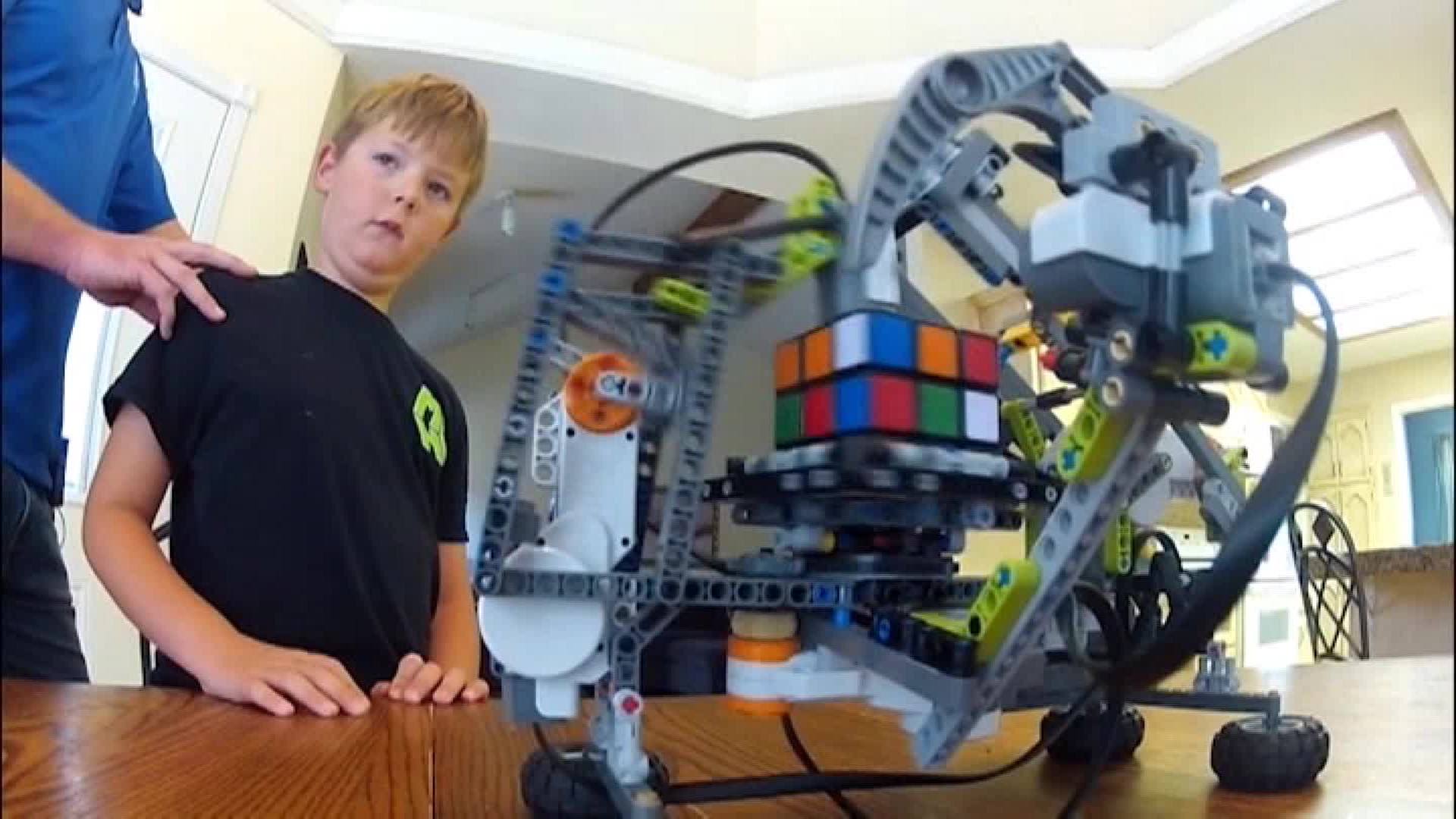 spille klaver Elendighed Pasture 9-year-old builds a Rubik's Cube solving robot | CNN Business