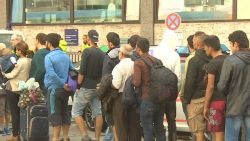 germany/thousands of migrants arrive in germanyatika shubert/pkg_00003205.jpg