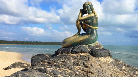 Unlike the Little Mermaid in Copenhagen, Songkhla's mermaid statue has a scenic backdrop. 