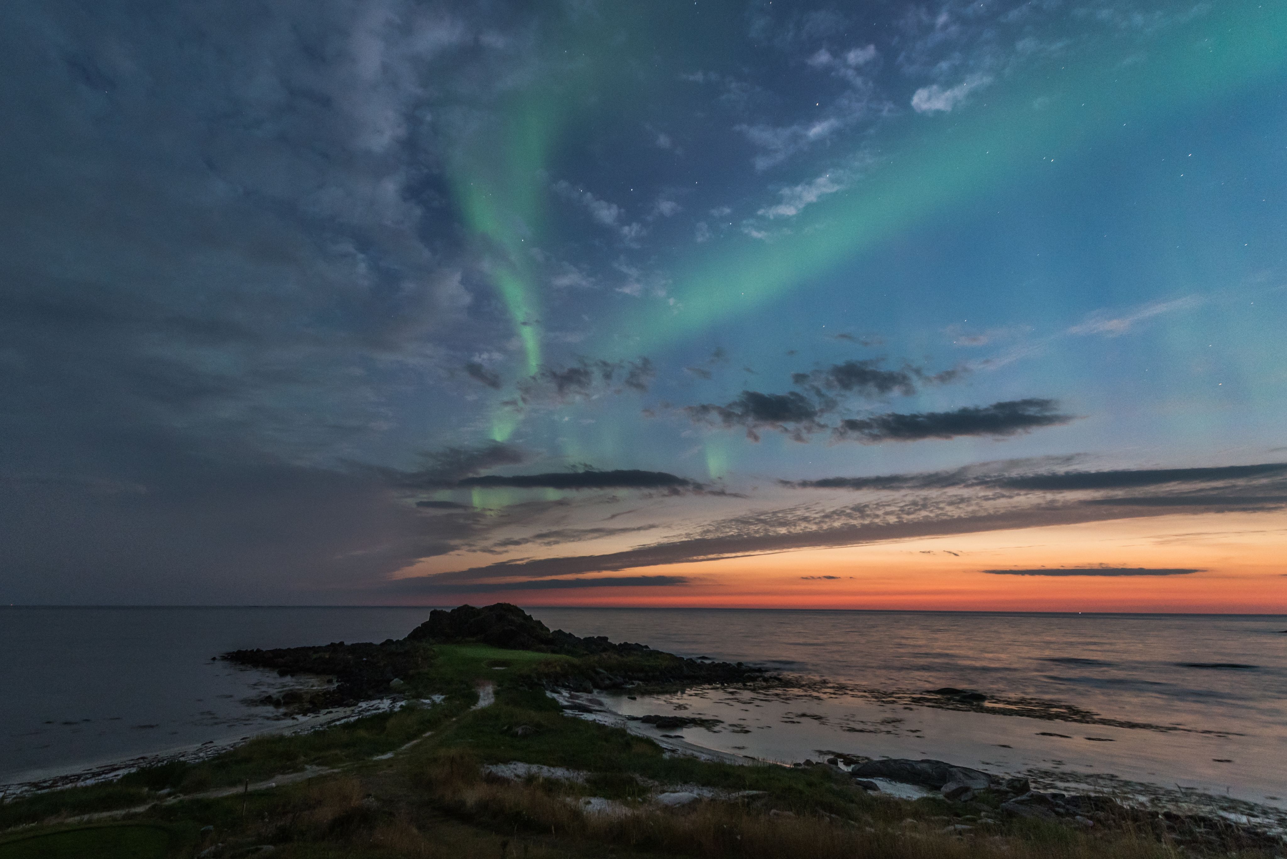 Lofoten Links also offers opportunities to watch the Aurora Borealis (Northern Lights).