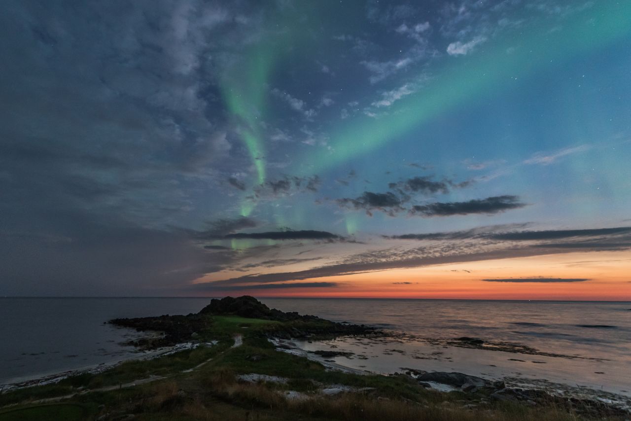  Lofoten Links also offers opportunities to watch the Aurora Borealis (Northern Lights).
