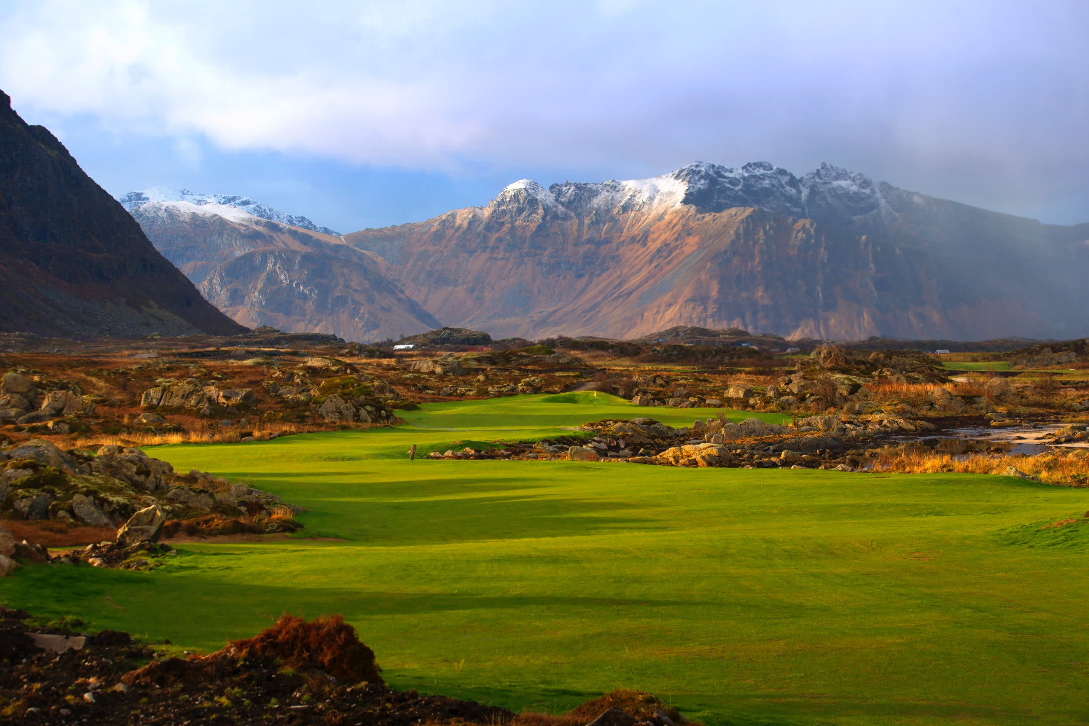 This is a course for golfers -- and bird lovers. Sea eagles, grouse, oystercatchers, starlings, ducks, cormorants, gannets and eider are all local residents.