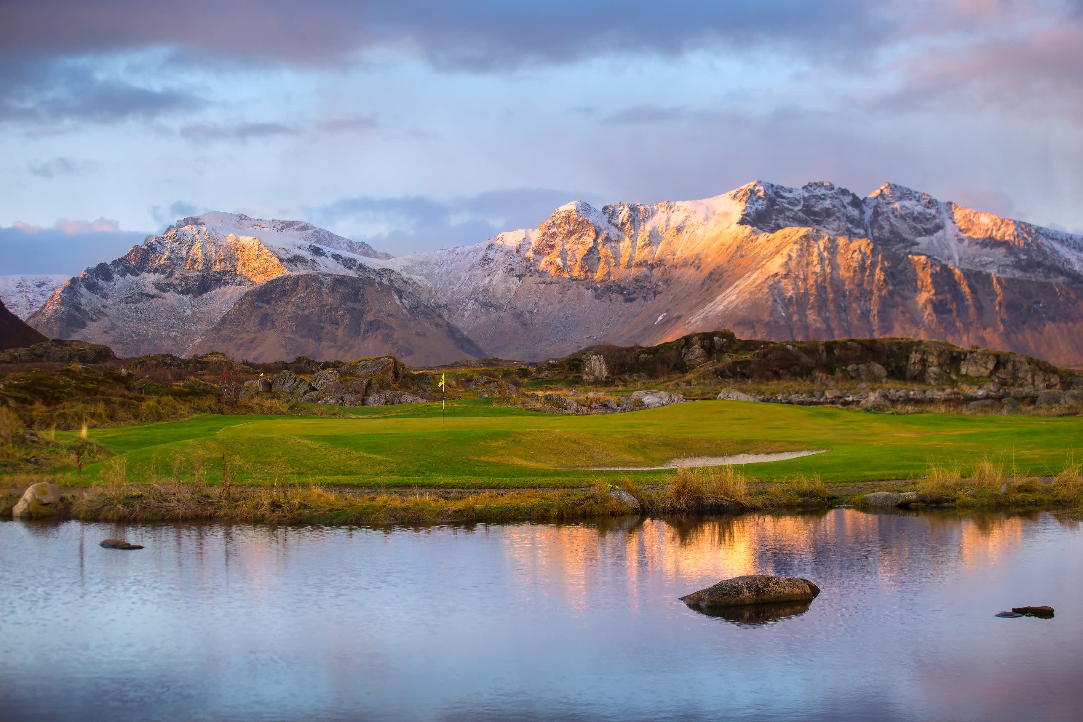 Golfers can also see the large flocks of migratory birds such as pink-footed geese and greylag geese that fly close to the course.