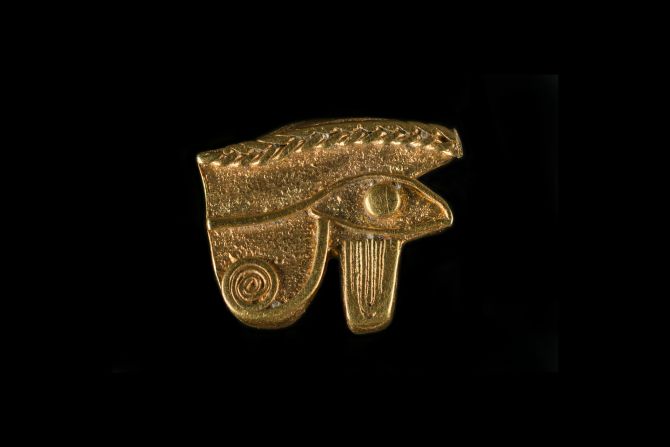 This amulet shows the eye of the falcon god Horus, son of Osiris. The "oudjat" or whole eye, is also the symbol of the full moon, whose disc is reformed gradually over 14 days. The popular amulet symbolizes the restoration of Osiris' body which had been cut up into 14 pieces. 