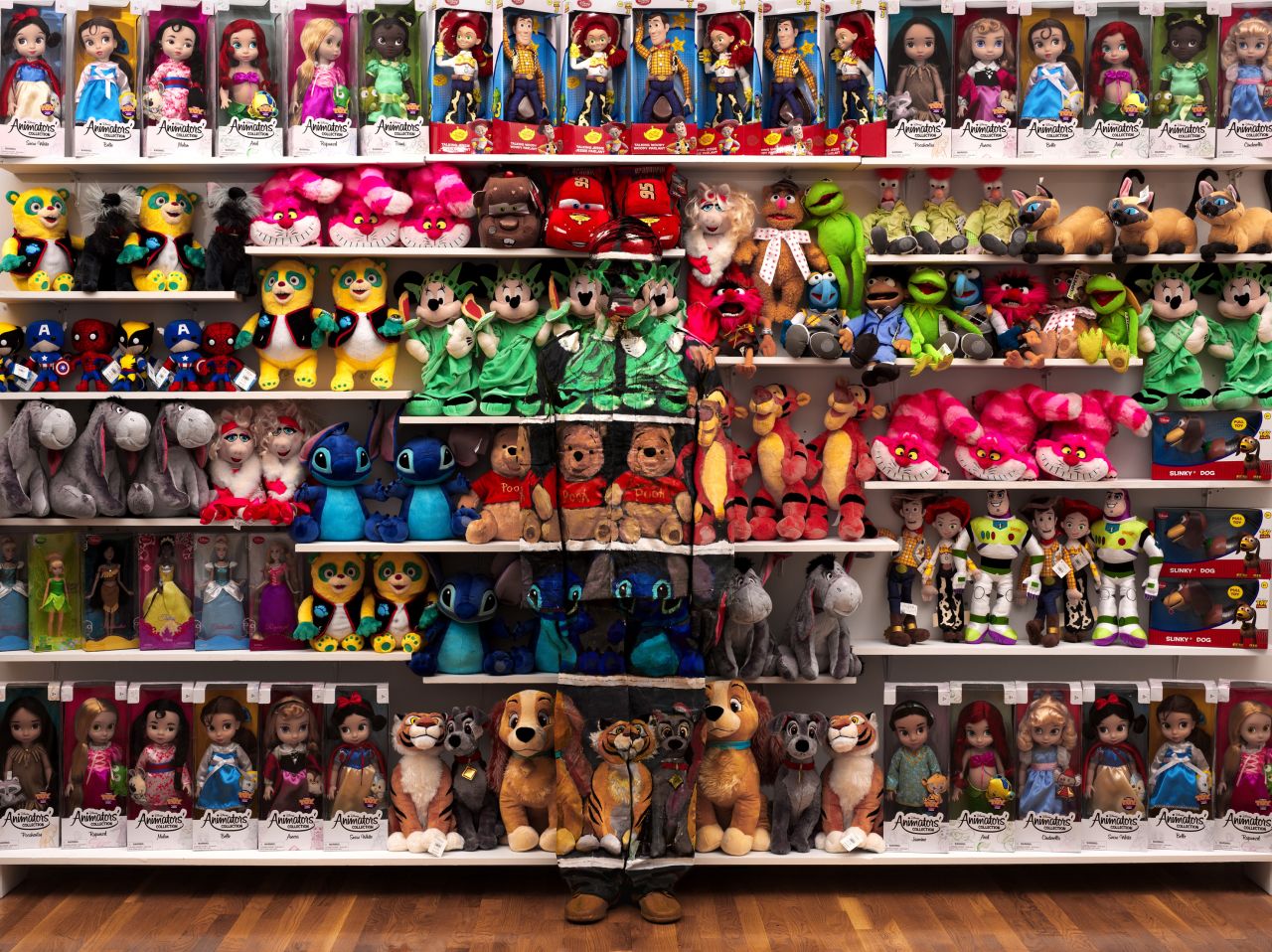 One of the issues that Liu addresses in his work is consumerism. "I believe the development of modern society is generated by human desire," he opines.<br />