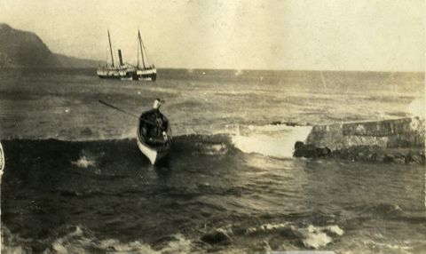 In the early 20th century, a steamer regularly traveled to Kalaupapa from other Hawaiian islands. People and goods were brought ashore in rowboats, some of which capsized in rough waters.