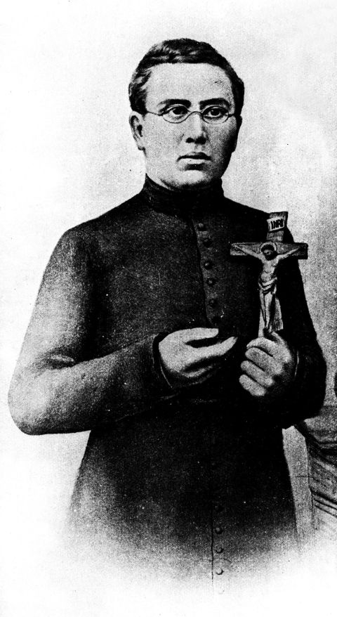 Father Damien, known as Saint Damien of Molokai, was a Belgian priest who arrived at Kalaupapa in 1873. He lived with the patients, before himself contracting leprosy. He died in 1889, and was later canonized for his works at the settlement.