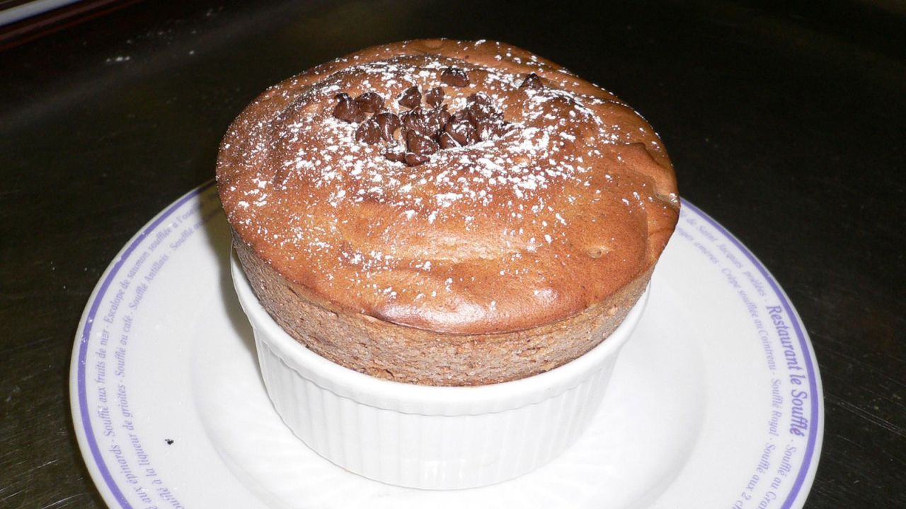 Le Souffle is located in the ritzy heart of Paris's 1er arrondissement. You can be pretty sure the souffles won't collapse -- the place has been making them rise since 1961.