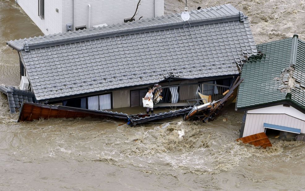 People and dogs wait for rescuers in Joso on September 10.