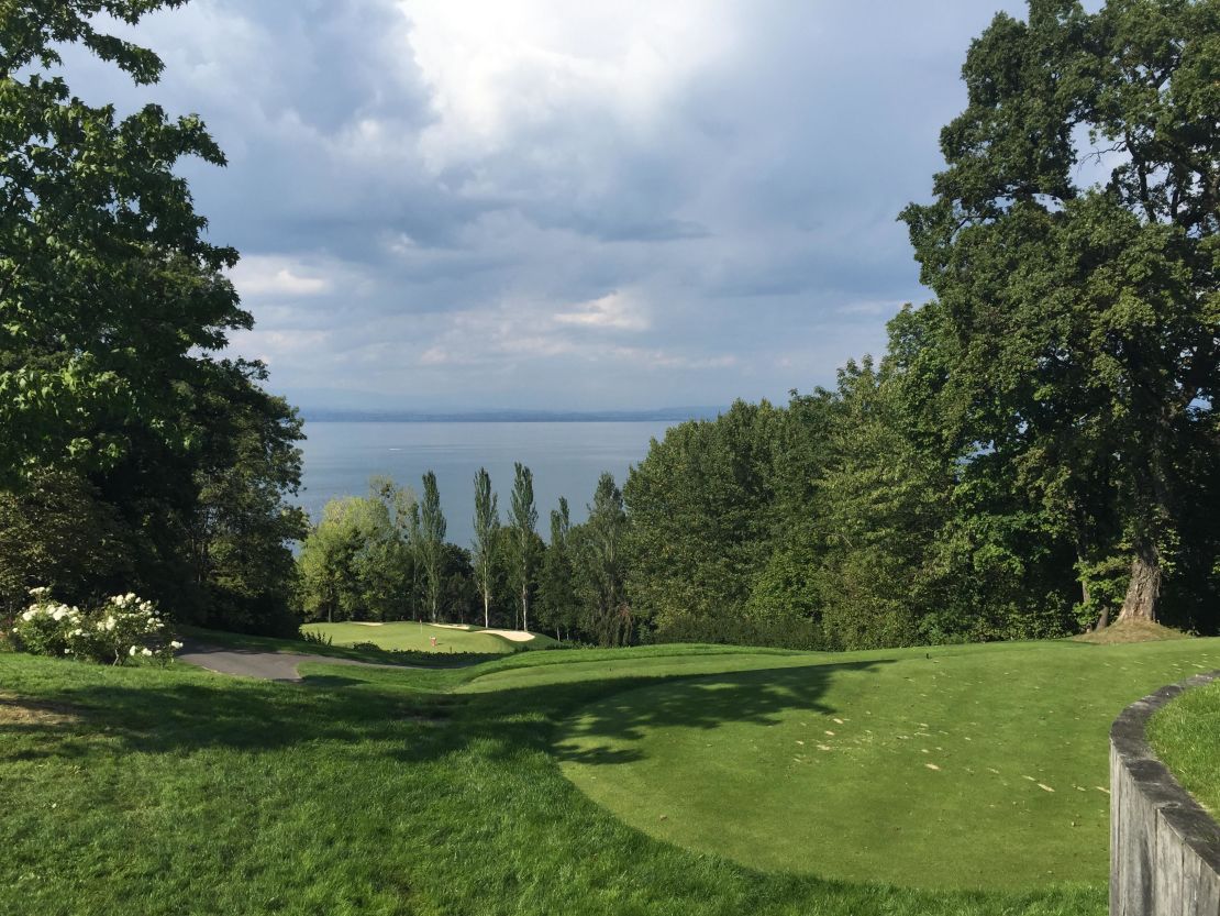CNN's Tom McGowan and Lauren Moorhouse are live-blogging from the picturesque course. 