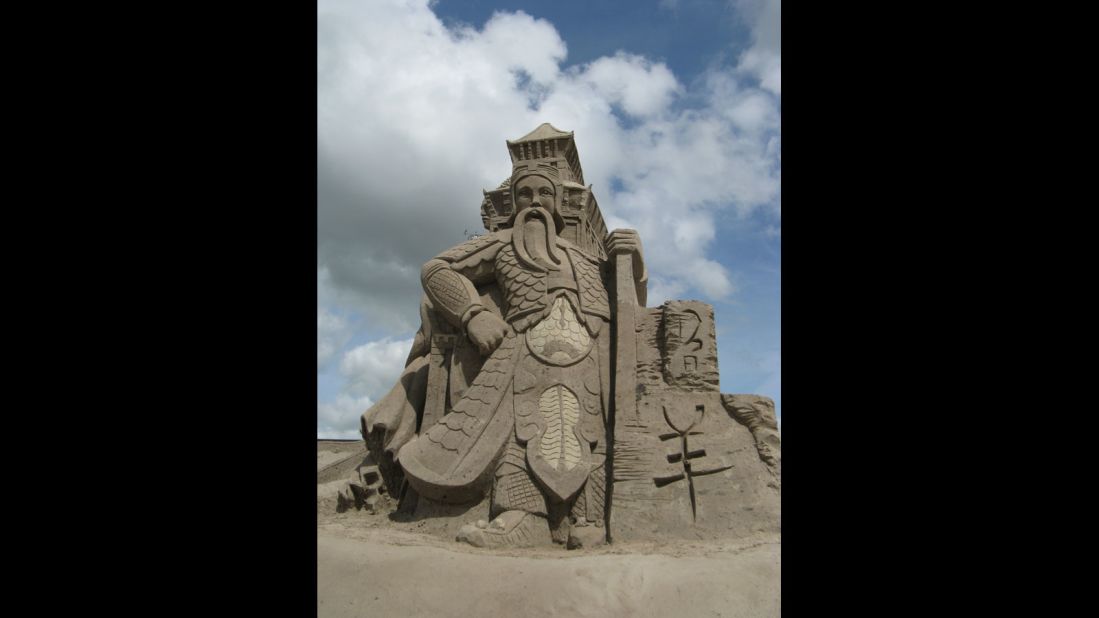 Some 800,000 kilograms of sand were used at the Friesland festival alone. The hotels took four weeks to complete. 