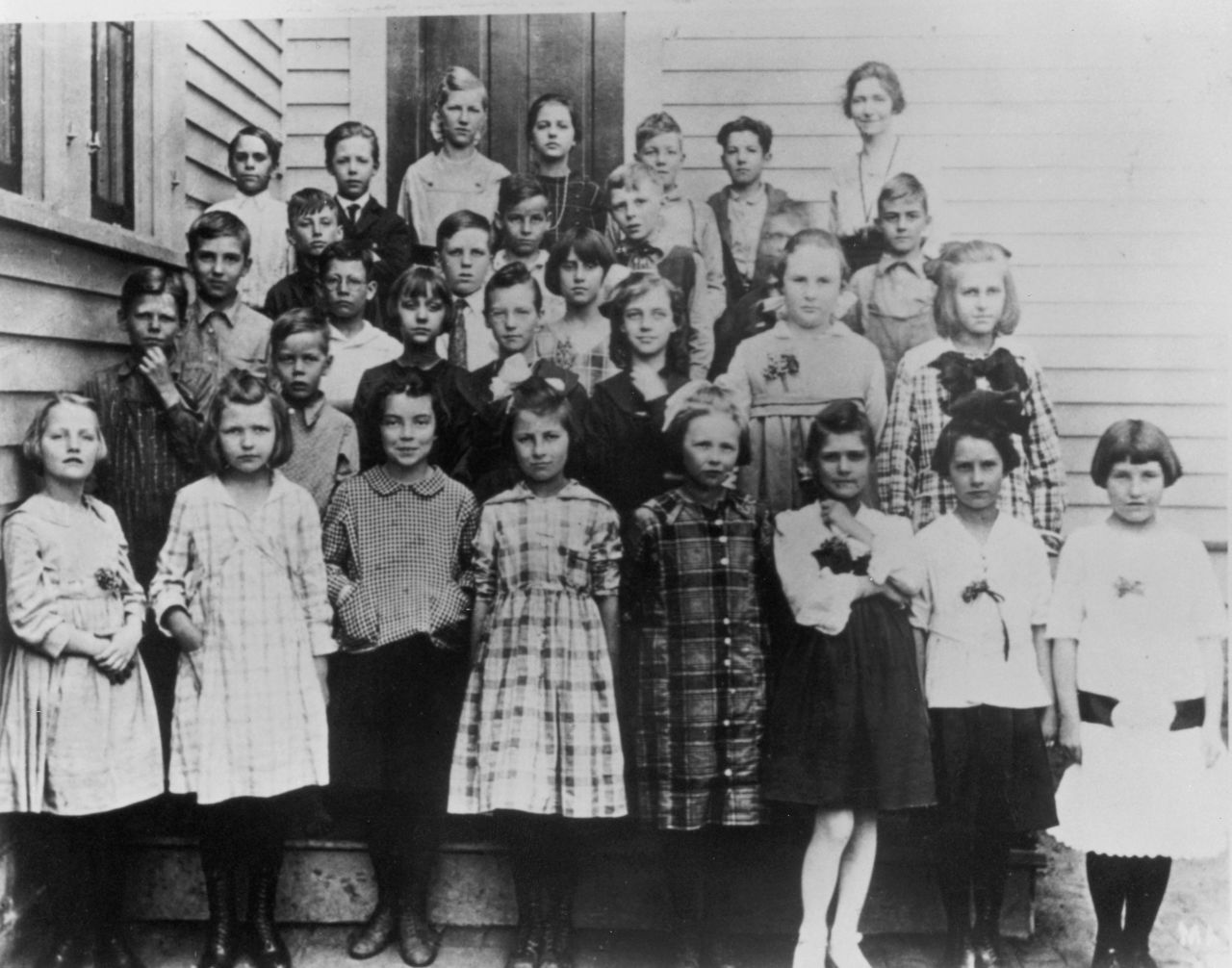 Born in 1911 in Tampico, Illinois, Reagan (second row, left) posed in this 1919 photo with his third grade classmates.  