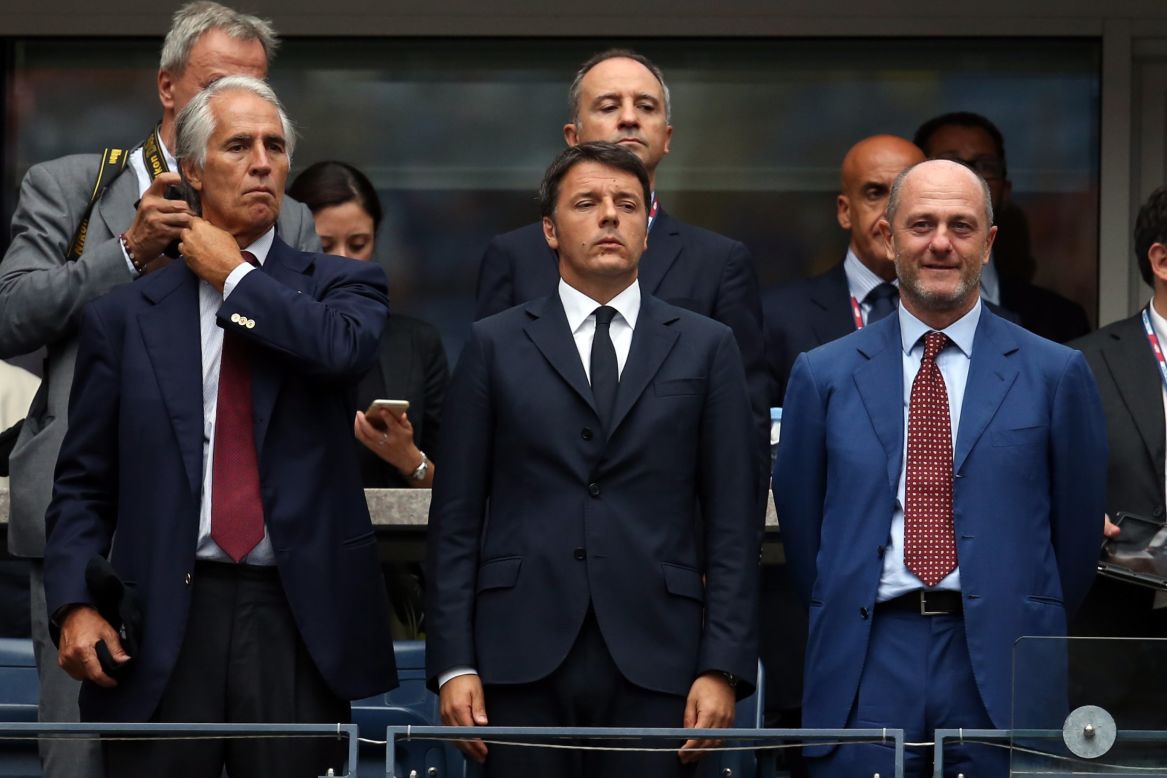 Italian prime minister Matteo Renzi (center) flew in to watch Pennetta and Vinci contest the historic final in New York. 