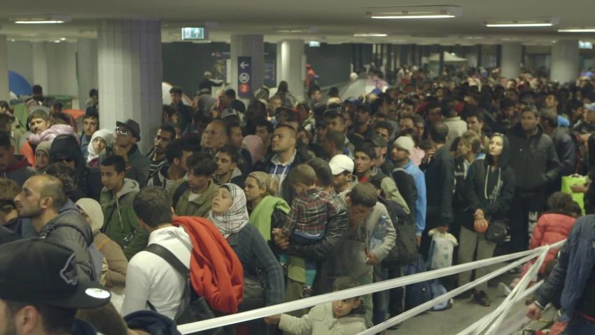 refugees keleti train station natpkg_00001802.jpg