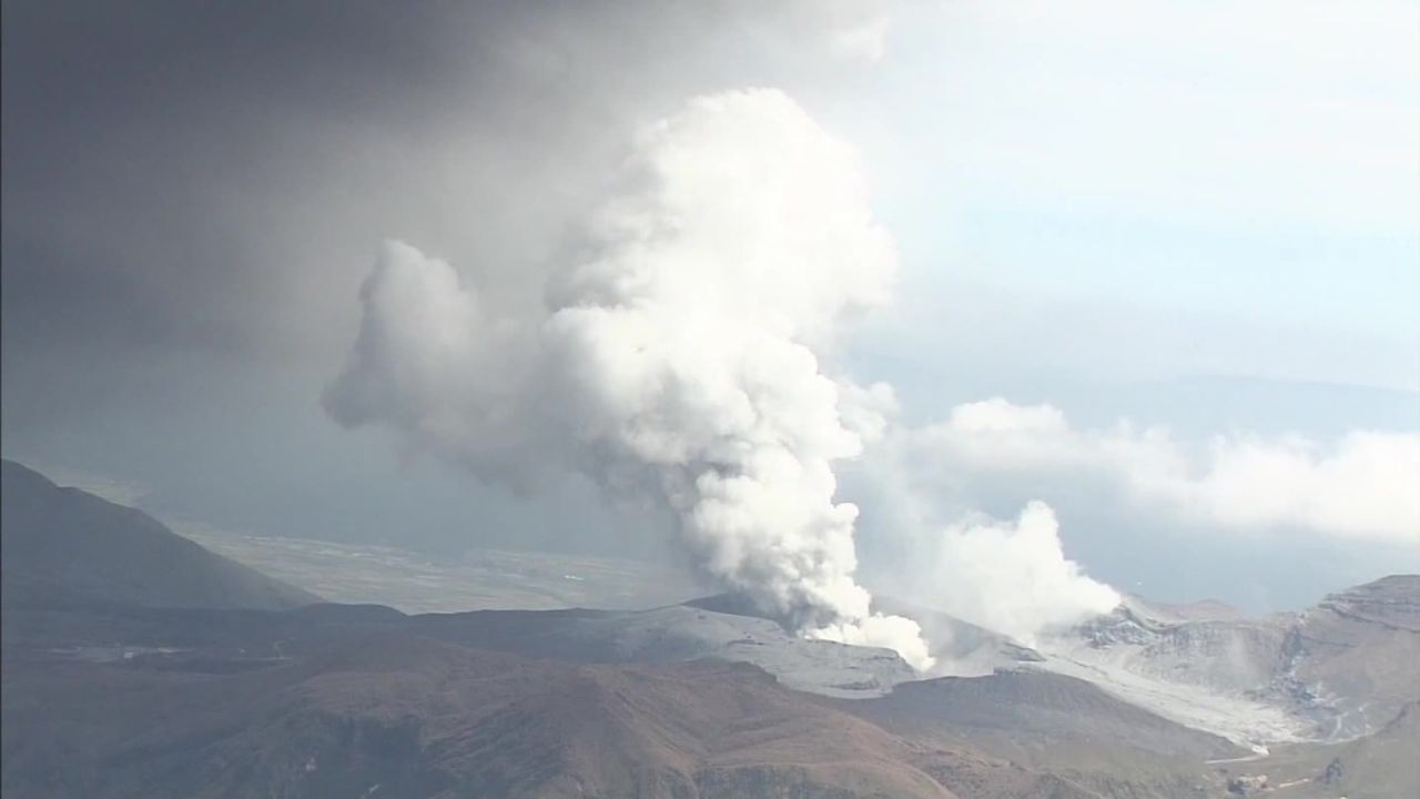 cnnee vo japans mount aso erupts_00004528.jpg