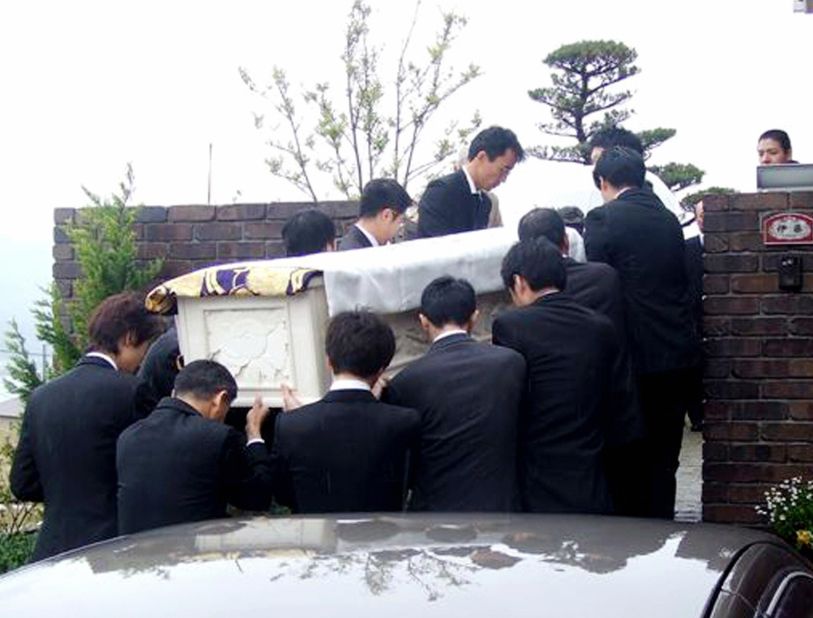 Relatives carry the body of Iccho Ito, the mayor of Nagasaki who was shot and killed by Yamaguchi-gumi member Tetsuya Shiroo, in April 18, 2007.