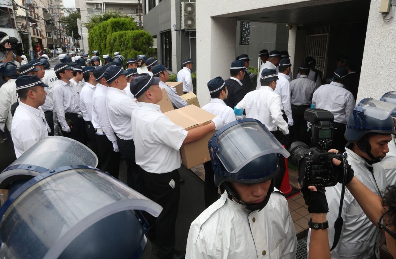 Police officers raid the headquarters of the Yamaguchi-gumi's splinter group, the Yamaken-gumi, on September 9, 2015 in Kobe, Japan.