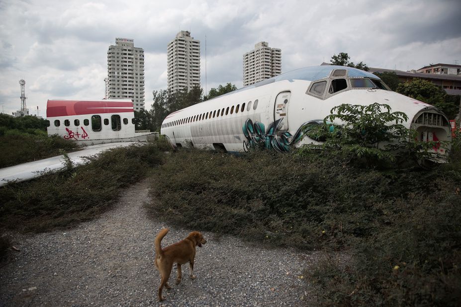 The McDonnell Douglas MD-82 was a new and improved version of the McDonnell Douglas DC-9 and dates to 1980. It's a single-aisle medium range aircraft. Production on the MD-80 series ended in 1999. It's not known how old the aircraft in this boneyard are.