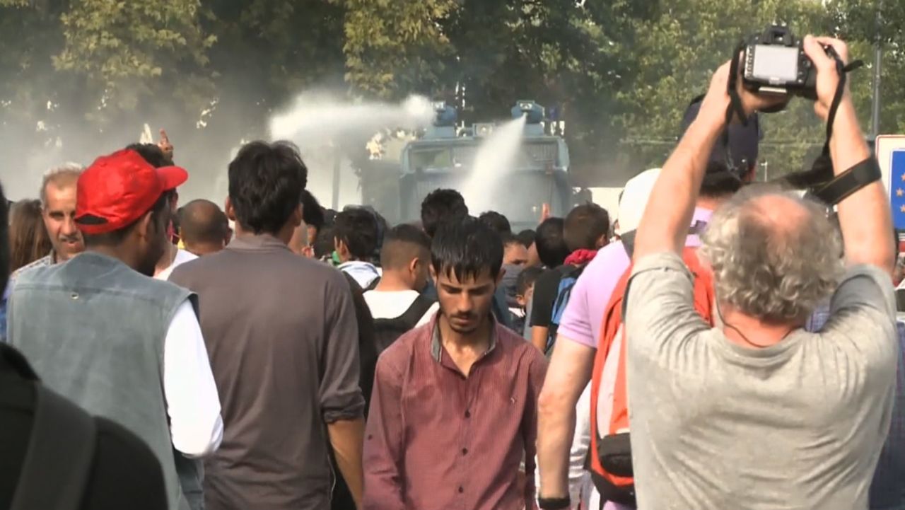 migrants serbian hungarian border wedeman lkl_00022327.jpg