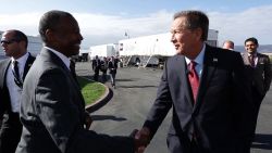 Presidential Candidate John Kasich and Ben Carson shake hands