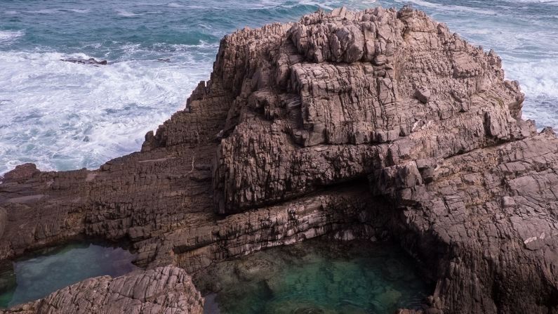 The emerald-colored rock pools along the path leading from Noetsie Bay to Hammerkop offer bathing opportunities just meters from the crashing waves along the coast. 