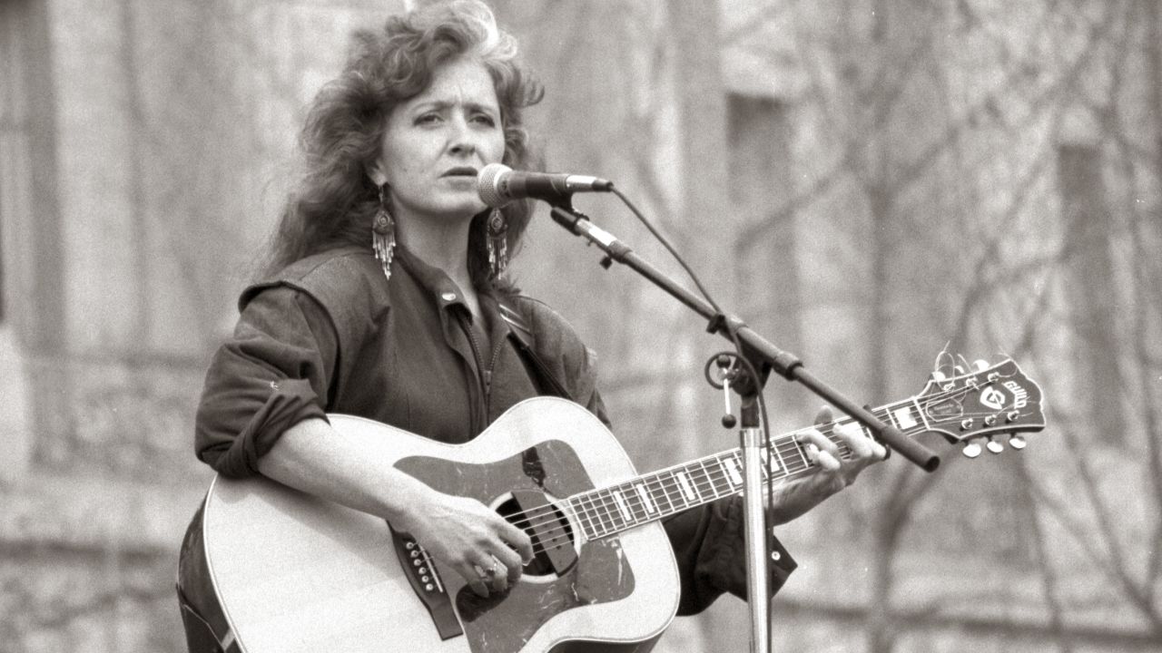 Bonnie Raitt, inducted 2000.