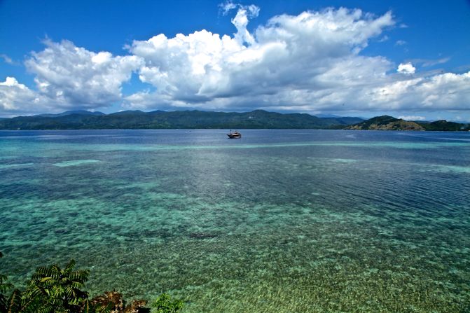 The Flores Sea is dotted with islands with pristine beaches and crystal-clear water to dive in.
