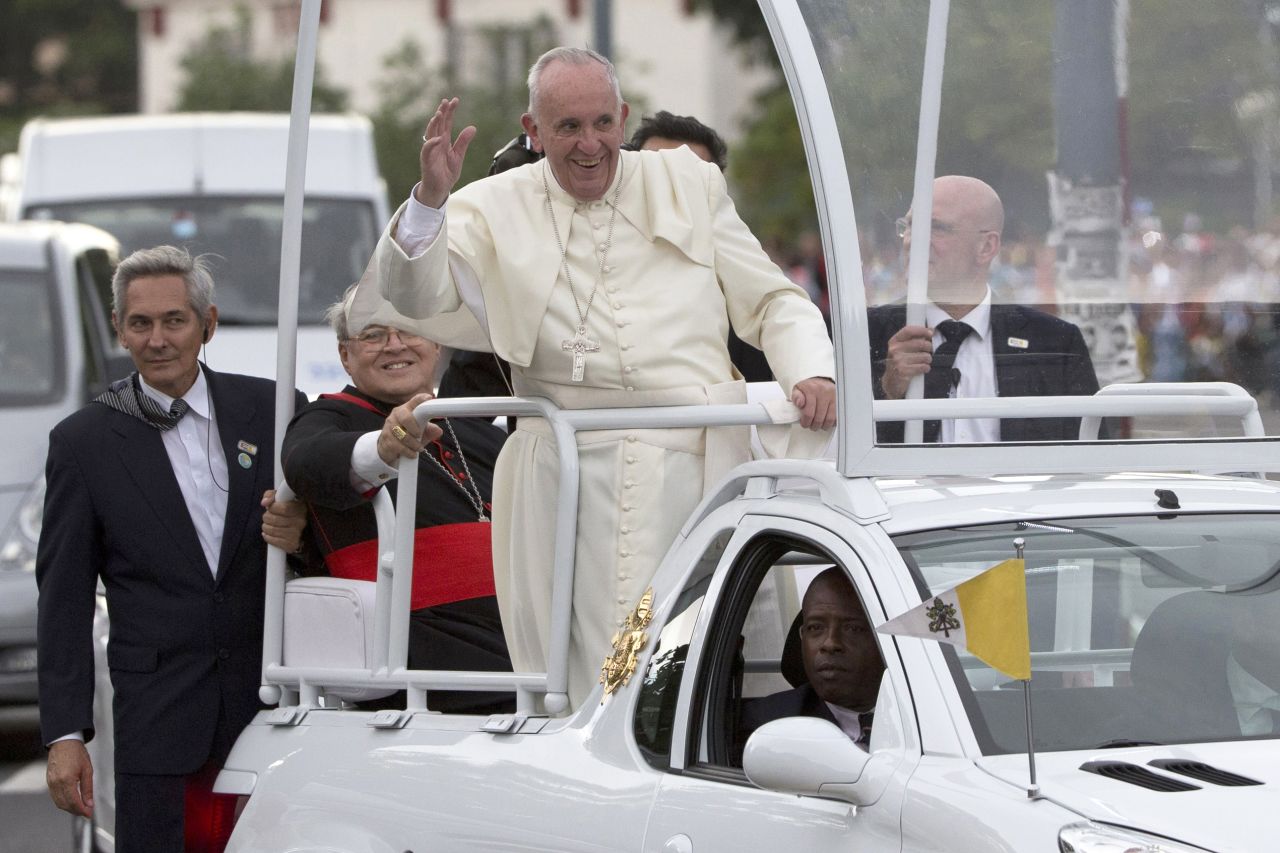 Pope Francis waves to people as he arrives at the Apostolic Nunciature in Havana on September 19. 