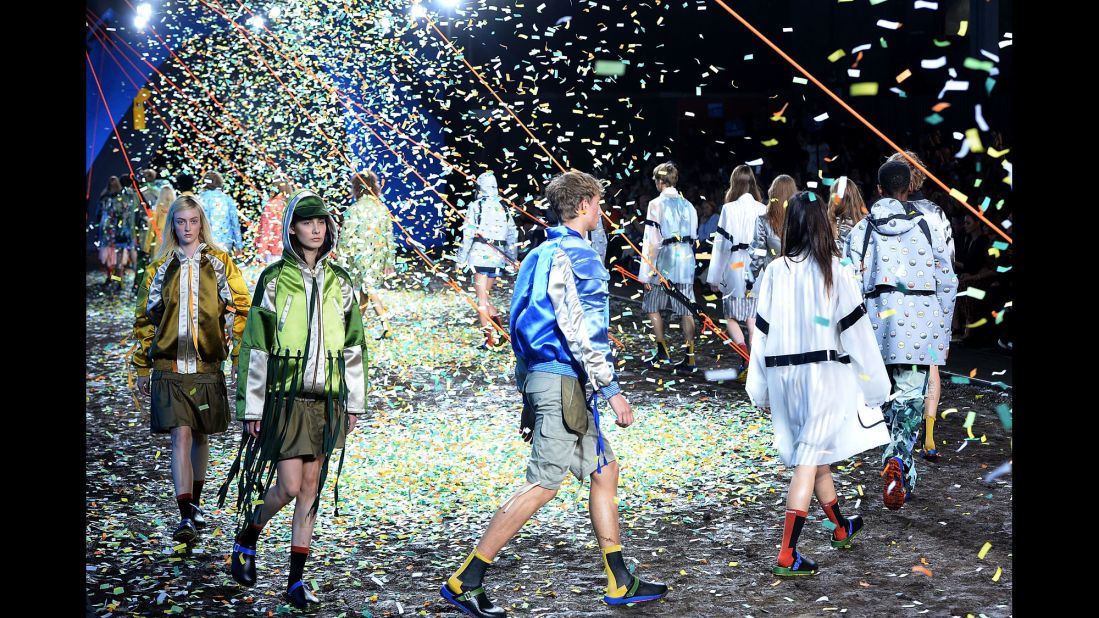 Hunter Original is known for their wellington boots, so it's only natural that water would factor into their runway shows. Last season it was runway surrounded by pools and waterfalls. This season they kept it simple with a confetti rain storm.