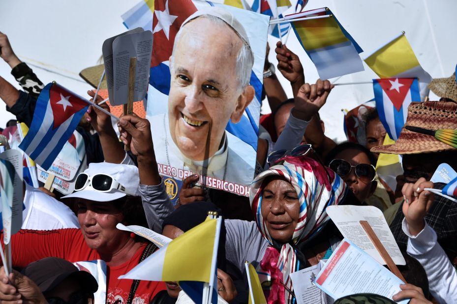 People cheer in Holguin as Pope Francis arrives for the Mass on September 21.