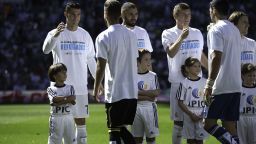 Zaid (L) stands with Ronaldo and his teammates -- all wearing T-shirts in support of Syrian refugees.