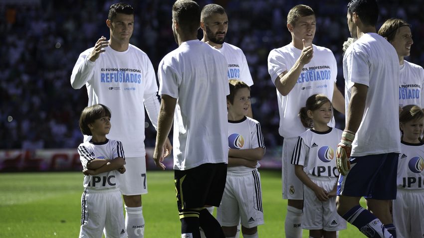 Zaid (L) stands with Cristiano Ronaldo and his teammates -- all wearing T-shirts in support of Syrian refugees.