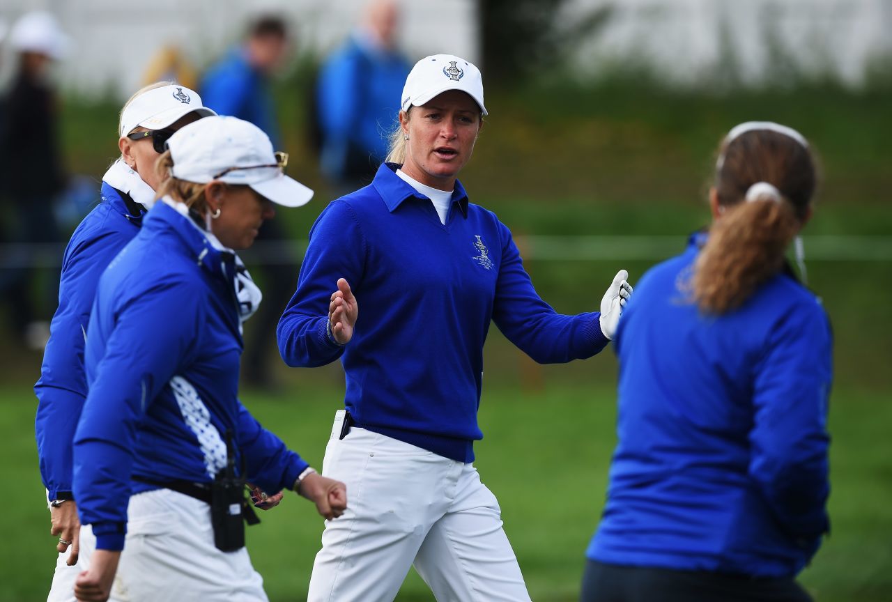 Pettersen attempts to justify her decision to European team captain Carin Koch (left) by indicating the length of the putt she felt Lee had to make.