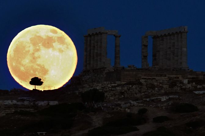 The best time to see the supermoon this year is on the evening of September 27, U.S. EDT. The lunar eclipse will begin at 8:11 p.m. EDT. Total eclipse will start at 10:11 p.m. and will last for one hour and 12 minutes, according to <a href="https://www.nasa.gov/feature/goddard/nasa-scientist-sheds-light-on-rare-sept-27-supermoon-eclipse" target="_blank" target="_blank">NASA</a>. (File image).