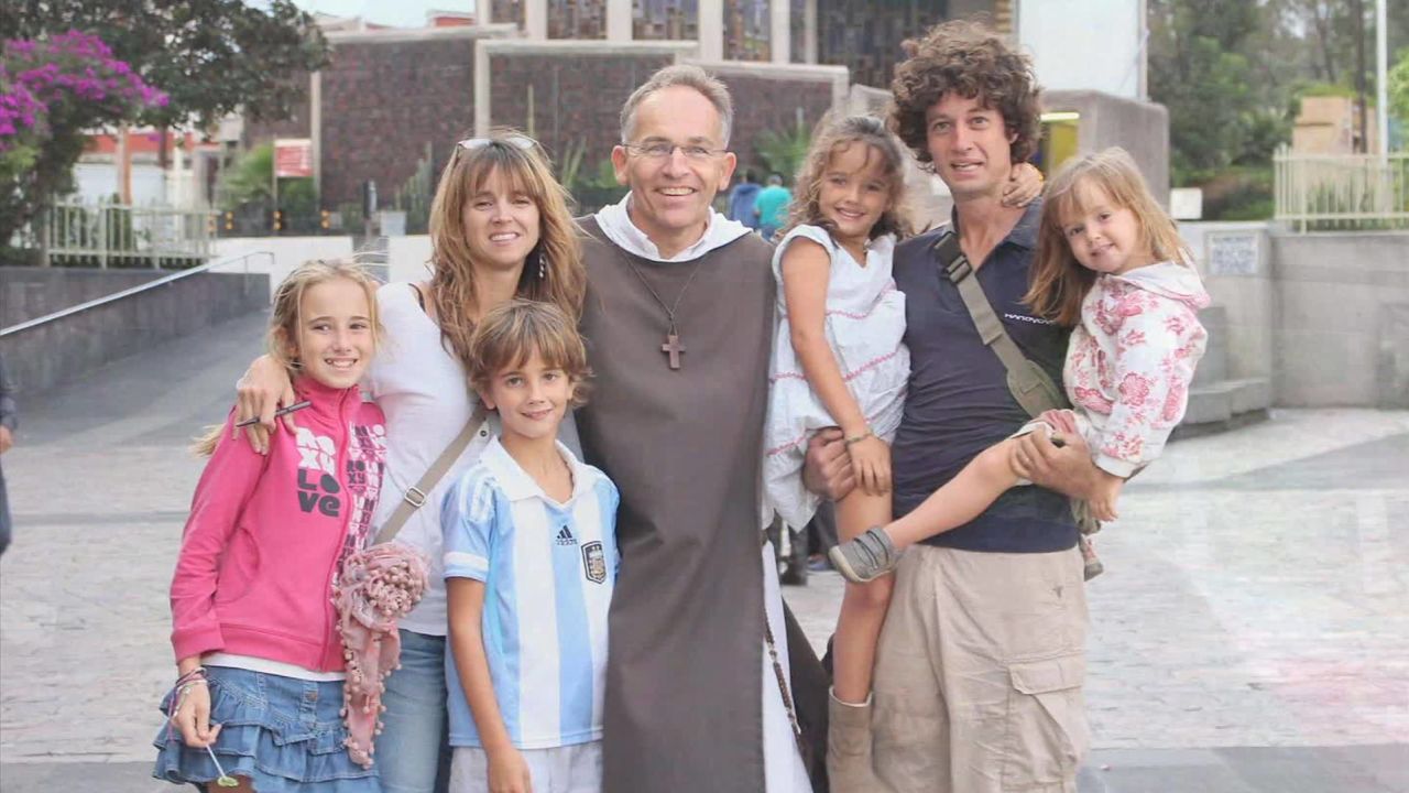 cnnee pkg valdes argentine family pope_00021601.jpg