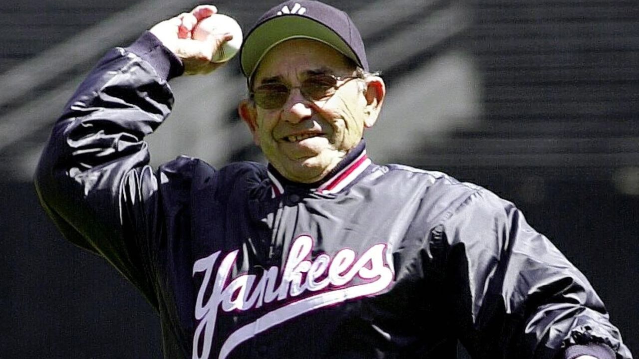 A picture taken on April 12, 2000, shows former New York Yankees catcher Yogi Berra throwing out the first pitch to start the home season for the New York Yankees in New York. 