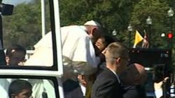 Pope Francis kiss children parade_00000000.jpg