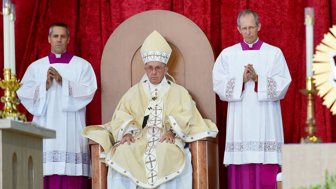 Pope Francis prepares to conduct Mass at the Basilica of the National Shrine of the Immaculate Conception in Washington, DC, on September 23, 2015. AFP PHOTO / VINCENZO PINTO        (Photo credit should read VINCENZO PINTO/AFP/Getty Images)